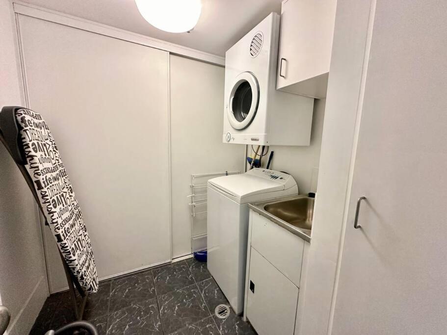 Broadbeach Mall Location, Victoria Square Apartment