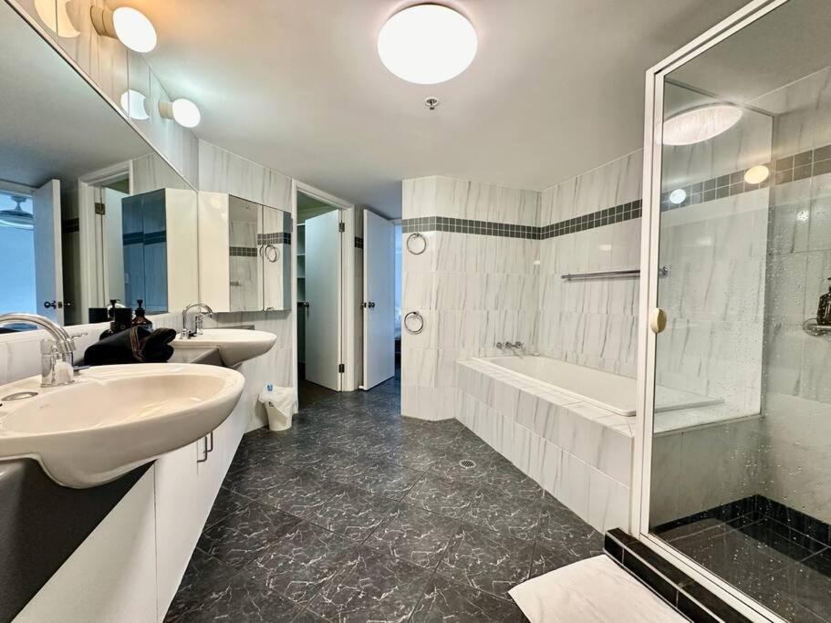 Apartment Broadbeach Mall Location, Victoria Square Gold Coast